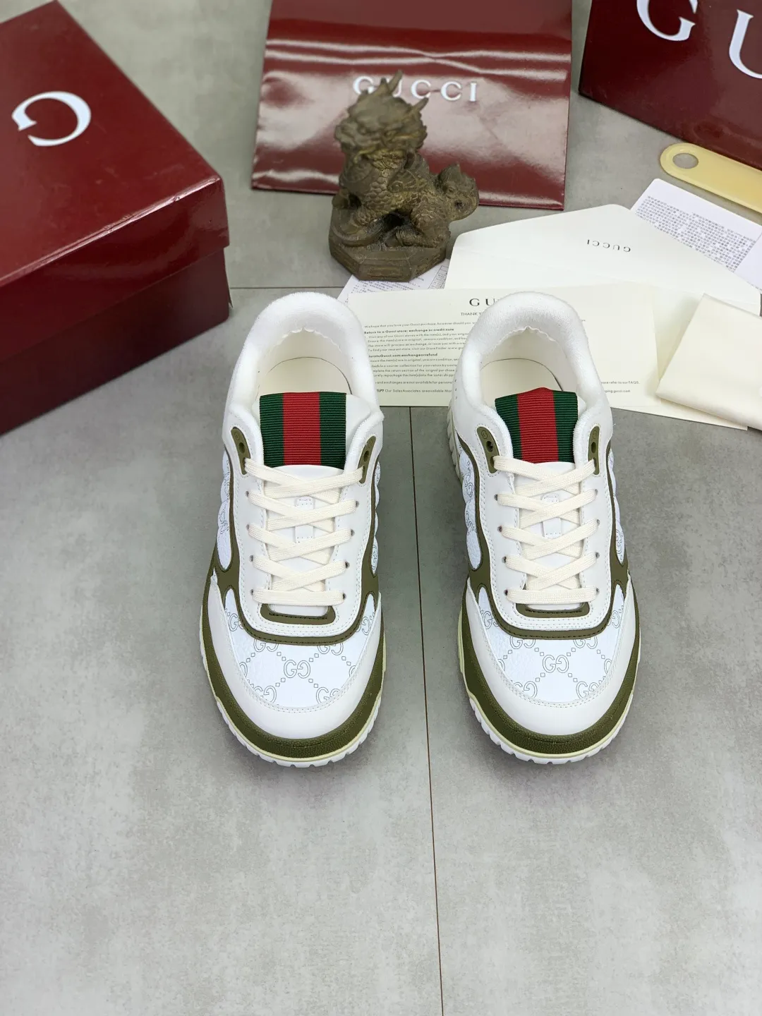 Men's men's shoes 💰P542 new Gucci Gucci couple 🧑‍🤝‍🧑 autumn and winter low-end catwalk casual sneakers, top version! Oil edge craftsmanship. New model for early spring, creating a perfect style, cool and sassy, ​​c-position fashionable wear, classic shoe style with retro and futuristic feel, showing exquisite texture! Open mold to customize high-density outsole. Comes fully packaged. Size: 35-45 Fabric: Imported calfskin punching Lining: Imported original towel lining